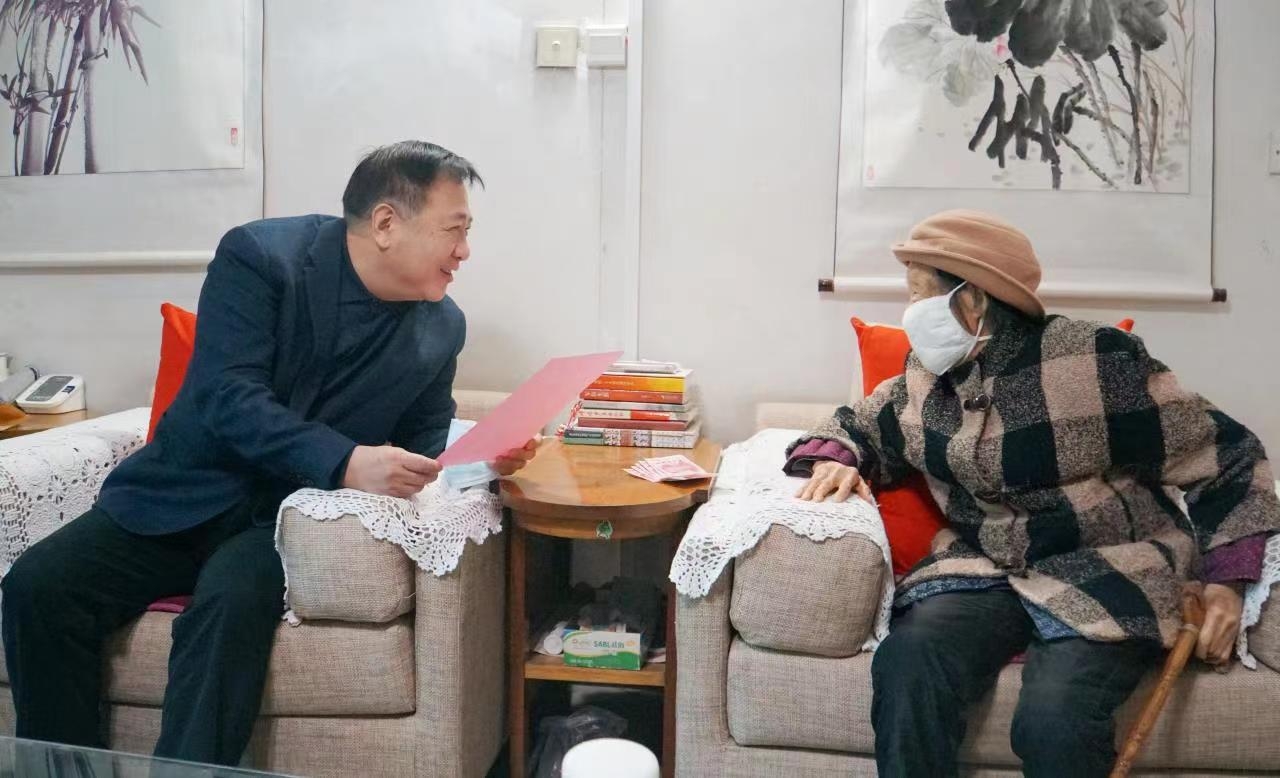 情系老干部 慰问暖人心 ——BB贝博艾弗森官网集团发展春节前走访慰问