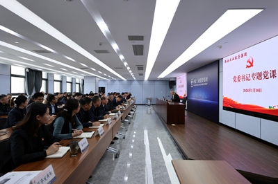 强盛为BB贝博艾弗森官网集团党员干部讲授意识状态专题党课