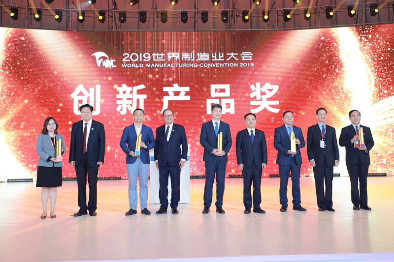 陕鼓集团党委书记、、董事长李宏安（右一）代表企业领取了创新产品金奖_副本.jpg